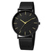 Montre féminine Maison Mercier, cadran noir épuré, bracelet maille milanaise finition or rose, portée au poignet avec un bracelet délicat à perles dorées.