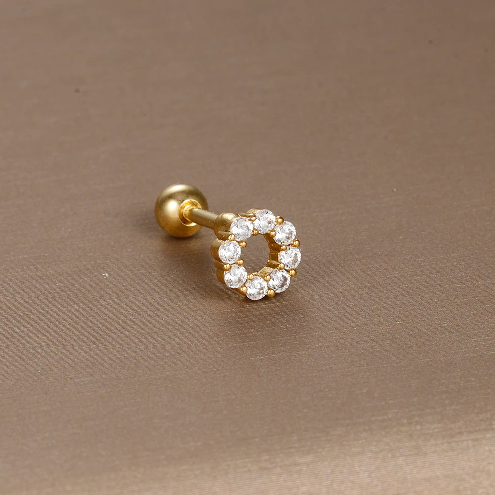 Détail d'un piercing d'oreille lune croissante en zircons, en acier chirurgical doré, Maison Mercier.