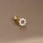 Détail d'un piercing d'oreille lune croissante en zircons, en acier chirurgical doré, Maison Mercier.