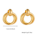 Paire de boucles d'oreilles puces avec perle blanche et monture carrée en acier inoxydable doré, Maison Mercier.