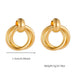 Paire de boucles d'oreilles puces avec perle blanche et monture carrée en acier inoxydable doré, Maison Mercier.
