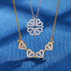 Collier pendentif transformable cœurs trèfle en acier doré et zirconia, présenté ouvert en ligne de cœurs et fermé en trèfle, sur fond bleu profond, Maison Mercier.