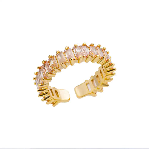 Assortiment de bagues ajustables dorées, chacune présentant un design distinct et une finition impeccable, Maison Mercier.