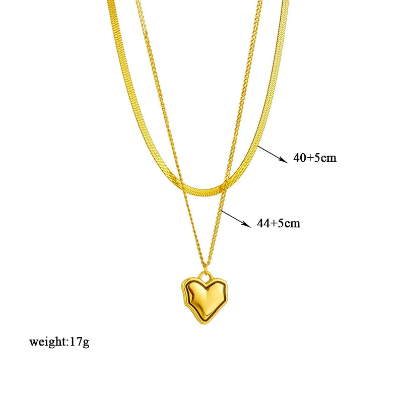 Collage de quatre créations Maison Mercier : un collier double chaîne avec pendentif rond noir, un collier chaîne gourmette avec pendentif cœur vert, un bracelet chaîne avec pendentif cœur et ovale noir, et un collier double chaîne avec étoiles et pendentif rectangulaire bleu.