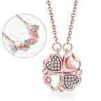 Collier pendentif transformable cœurs trèfle en acier doré et zirconia, présenté ouvert en ligne de cœurs et fermé en trèfle, sur fond bleu profond, Maison Mercier.