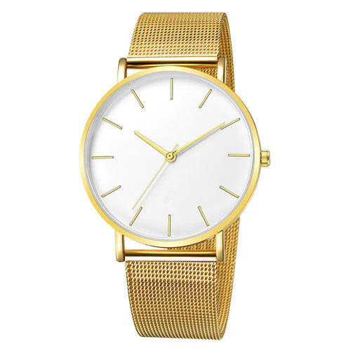 Montre féminine Maison Mercier, cadran noir épuré, bracelet maille milanaise finition or rose, portée au poignet avec un bracelet délicat à perles dorées.