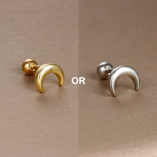 Design intemporel d'un piercing d'oreille en acier chirurgical, rehaussé par des zircons éclatants.