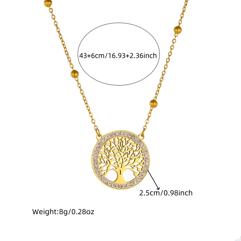 Détail d'une parure collier et puces d'oreilles main de Fatma ajourée en acier doré et turquoise, Maison Mercier.