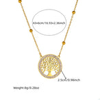 Détail d'une parure collier et puces d'oreilles main de Fatma ajourée en acier doré et turquoise, Maison Mercier.