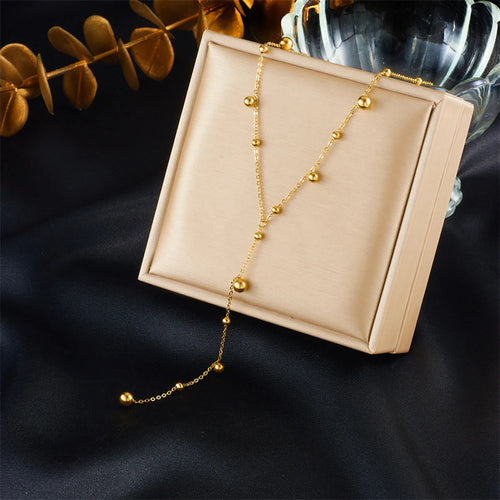 Collier Lariat Y doré, un bijou élégant et moderne, mis en valeur pour son raffinement intemporel.