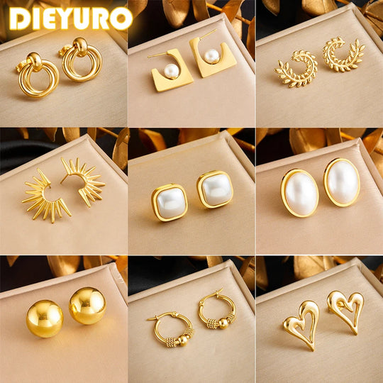 Détail d'une collection de boucles d'oreilles variées en acier inoxydable doré, présentant des designs géométriques, perlés et organiques, Maison Mercier.