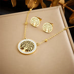 Détail d'une parure collier et puces d'oreilles petites mains de Fatma en acier doré, Maison Mercier.