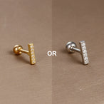 Piercing d'oreille en acier 316L doré, avec un zircon central brillant, idéal pour le cartilage ou le lobe.