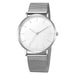 Montre féminine Maison Mercier, cadran noir épuré, bracelet maille milanaise finition or rose, portée au poignet avec un bracelet délicat à perles dorées.