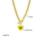 Collage de quatre créations Maison Mercier : un collier double chaîne avec pendentif rond noir, un collier chaîne gourmette avec pendentif cœur vert, un bracelet chaîne avec pendentif cœur et ovale noir, et un collier double chaîne avec étoiles et pendentif rectangulaire bleu.