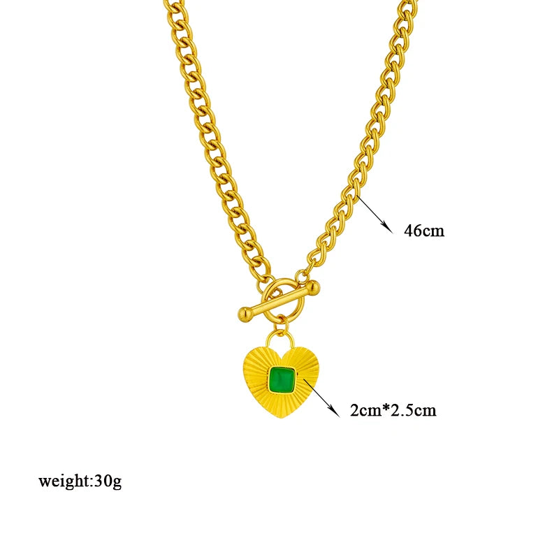 Collage de quatre créations Maison Mercier : un collier double chaîne avec pendentif rond noir, un collier chaîne gourmette avec pendentif cœur vert, un bracelet chaîne avec pendentif cœur et ovale noir, et un collier double chaîne avec étoiles et pendentif rectangulaire bleu.