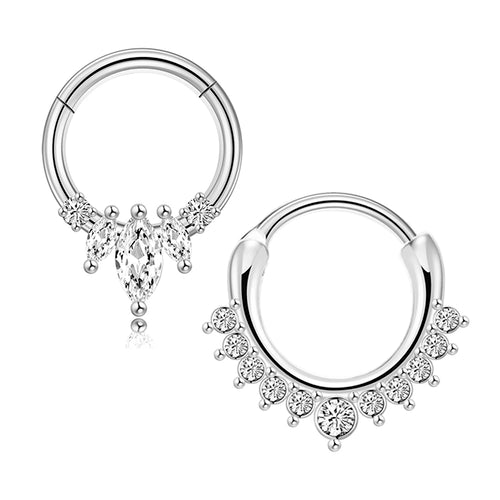 Jeune femme élégante portant un piercing clicker septum en acier chirurgical doré, avec en bas de l'image les trois finitions (argenté, doré, or rose) des piercings ronds, Maison Mercier.