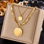 Collier multirangs doré avec ses pendentifs disques, reflétant la lumière avec élégance, Maison Mercier.
