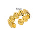 Détail d'une bague ajustable dorée en acier inoxydable, ornée d'un motif délicat de coquillages, Maison Mercier.