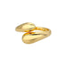 Gros plan sur une bague large ajourée à motif de chaînes entrelacées en acier inoxydable doré poli, Maison Mercier.