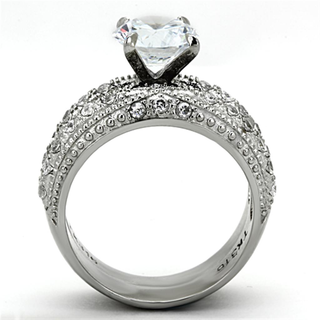 Profil élégant d'une bague solitaire en acier inoxydable, avec un zircon central surélevé et des rangées de zircons en pavé, gravure TK316 visible.