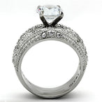 Profil élégant d'une bague solitaire en acier inoxydable, avec un zircon central surélevé et des rangées de zircons en pavé, gravure TK316 visible.