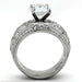Profil élégant d'une bague solitaire en acier inoxydable, avec un zircon central surélevé et des rangées de zircons en pavé, gravure TK316 visible.