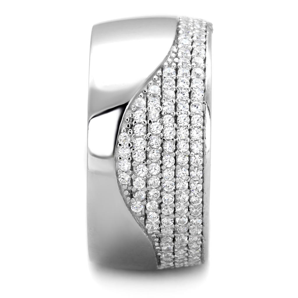 Vue de face d'une bague bande large en argent massif rhodié, ornée d'un pavage ondulant de zircons scintillants, Maison Mercier.
