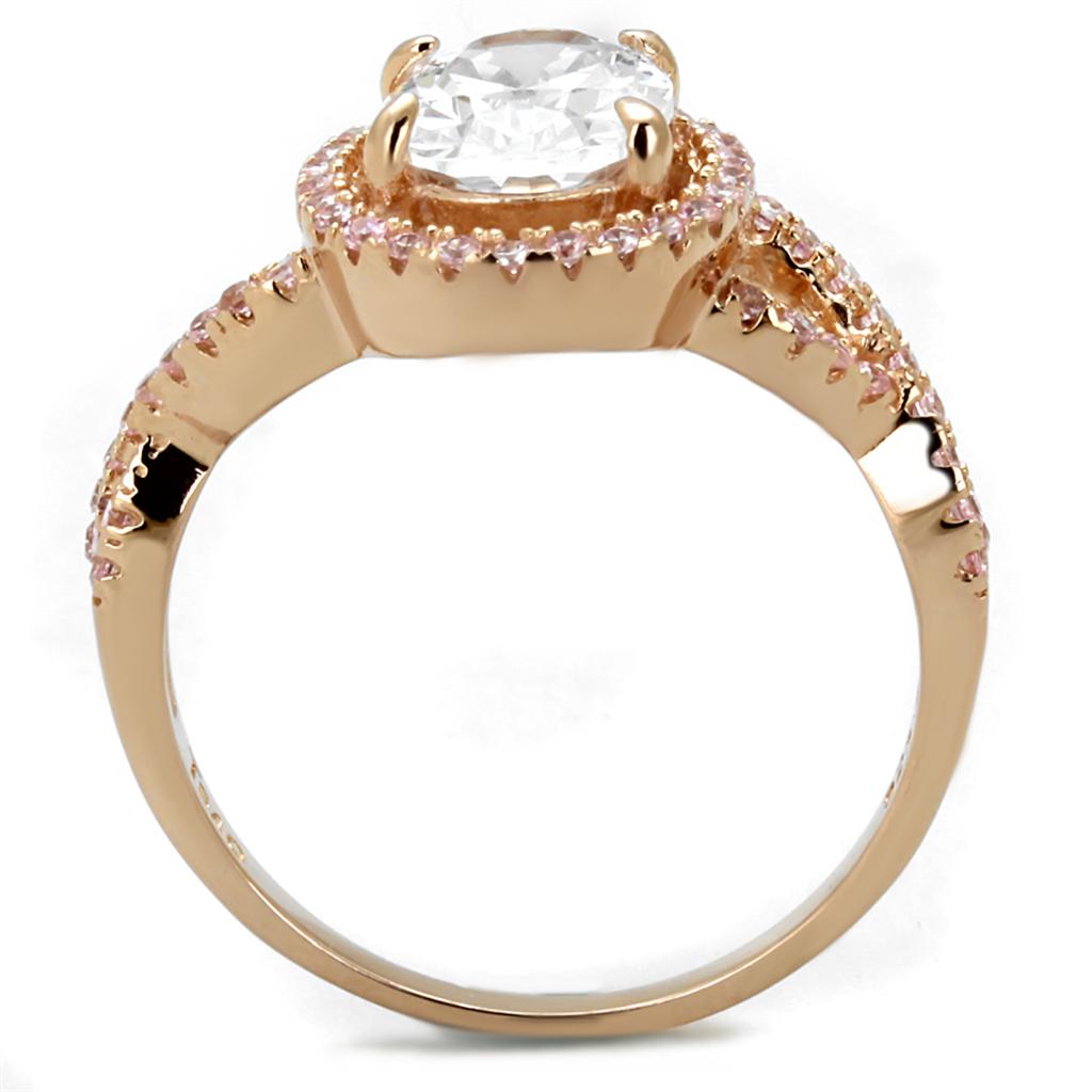 Profil élégant d'une bague solitaire en Argent 925 plaqué or rose, révélant la finesse de la monture et l'éclat des pierres latérales.