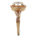 Détail d'une bague solitaire ovale en Argent 925, ornée d'une Zirconia lumineuse et d'un halo rose doré entrelacé, Maison Mercier.