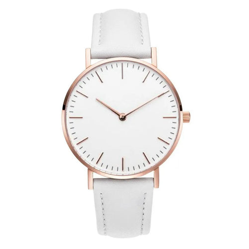 Montre féminine Maison Mercier, cadran noir épuré, bracelet maille milanaise finition or rose, portée au poignet avec un bracelet délicat à perles dorées.
