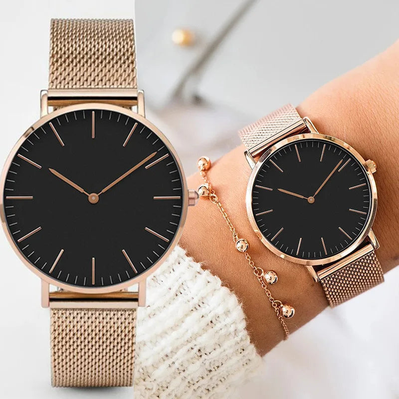 Montre féminine Maison Mercier, cadran noir épuré, bracelet maille milanaise finition or rose, portée au poignet avec un bracelet délicat à perles dorées.
