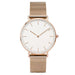 Montre féminine Maison Mercier, cadran noir épuré, bracelet maille milanaise finition or rose, portée au poignet avec un bracelet délicat à perles dorées.