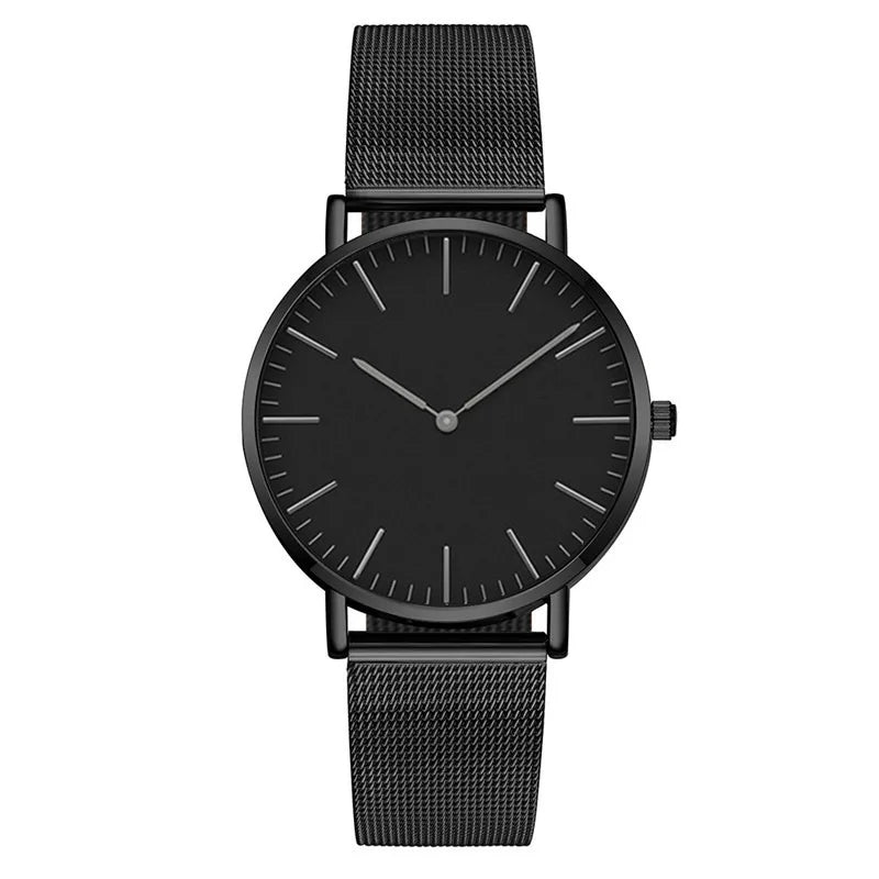 Montre féminine Maison Mercier, cadran noir épuré, bracelet maille milanaise finition or rose, portée au poignet avec un bracelet délicat à perles dorées.