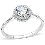 Détail d'une bague solitaire halo en acier chirurgical TK316 poli, ornée d'une zircone centrale et de petites pierres scintillantes sur l'anneau, Maison Mercier.