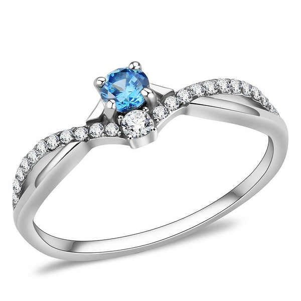 Détail d'une bague solitaire ondulée en acier chirurgical TK316, ornée d'une topaze bleue océan et de zircons pavés, Maison Mercier.