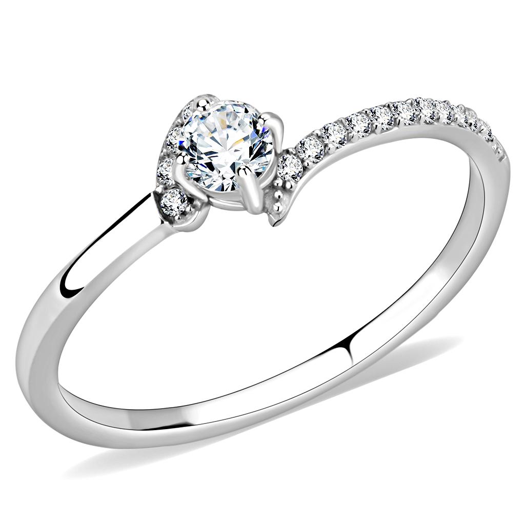 Détail d'une bague solitaire vague en acier inoxydable poli, ornée d'un zircon cubique central et de pierres pavées sur l'anneau, Maison Mercier.