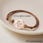 Bracelet cordon ajustable avec médaillon plaqué or gravé de fleurs de naissance, un croissant de lune et des étoiles, sur fond clair, avec texte "UP TO 5 BIRTH FLOWERS" indiquant la personnalisation.