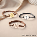 Assortiment de trois bracelets cordons ajustables, avec médaillons gravés en finitions or, or rose et argent, disposés élégamment sur un fond beige, illustrant les différentes options de personnalisation et de couleur.
