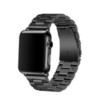 Détail d'un bracelet de montre à maillons classiques en acier inoxydable brossé argenté, fixé sur une montre connectée, posé sur un fond en cuir grainé, Maison Mercier.