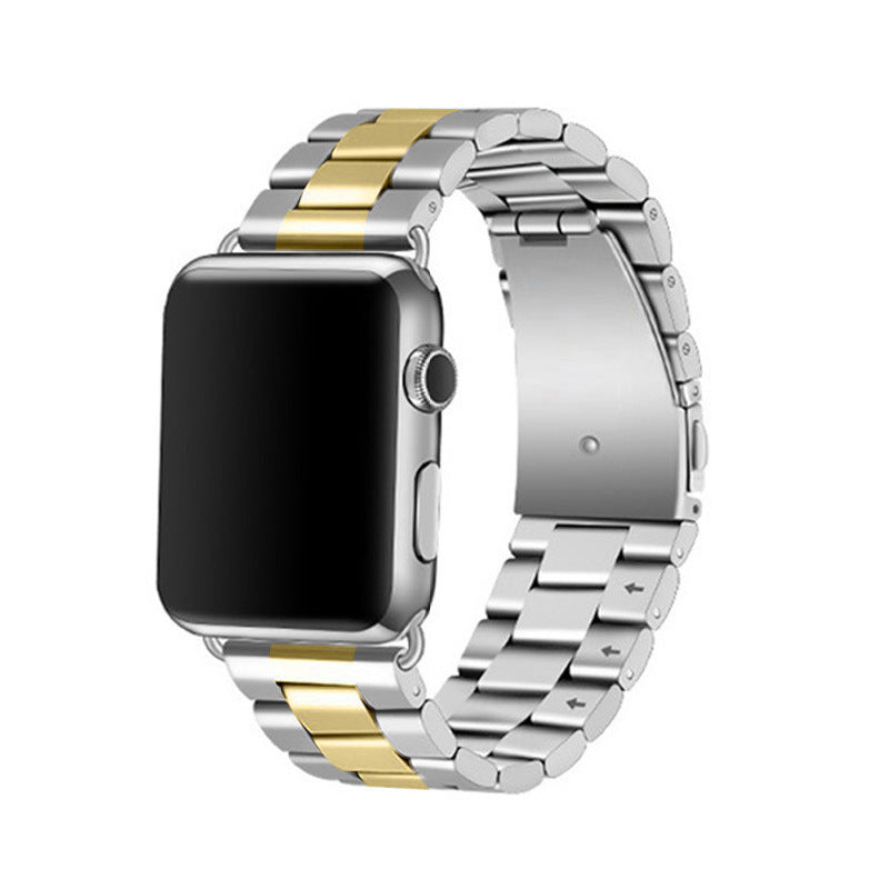 Détail d'un bracelet de montre à maillons classiques en acier inoxydable brossé argenté, fixé sur une montre connectée, posé sur un fond en cuir grainé, Maison Mercier.