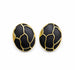 Vue de dessus d'une paire de boucles d'oreilles ovales en émail noir profond et finition or patiné, motif organique, sur fond blanc pur, Maison Mercier.
