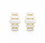 Paire de boucles d'oreilles pendantes à maillons oblongs émaillés blanc pur, finition or précieux, sur fond blanc immaculé, Maison Mercier.