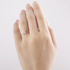 Bague infini ajustable en finition argentée portée sur une main, illustrant son élégance discrète et son ajustement parfait, Maison Mercier.