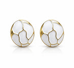 Vue de face d'une paire de boucles d'oreilles puces rondes en émail blanc et motifs dorés, isolées sur un fond blanc avec une légère réflexion, Maison Mercier.