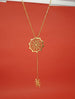 Collier pendentif toile d'araignée et araignée en plaqué or 18 carats, suspendu sur un fond rouge vif, Maison Mercier.