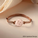 Image d'ambiance d'un bracelet cordon ajustable porté, illustrant son élégance discrète et sa capacité à s'intégrer à divers styles.