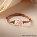 Image d'ambiance d'un bracelet cordon ajustable porté, illustrant son élégance discrète et sa capacité à s'intégrer à divers styles.