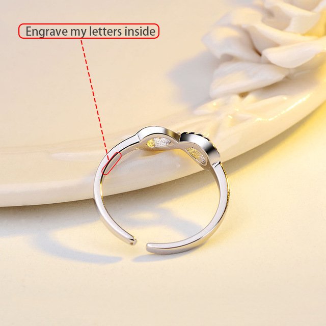 Vue latérale d'une bague infini ajustable, montrant la possibilité de gravure intérieure et sa structure raffinée, Maison Mercier.