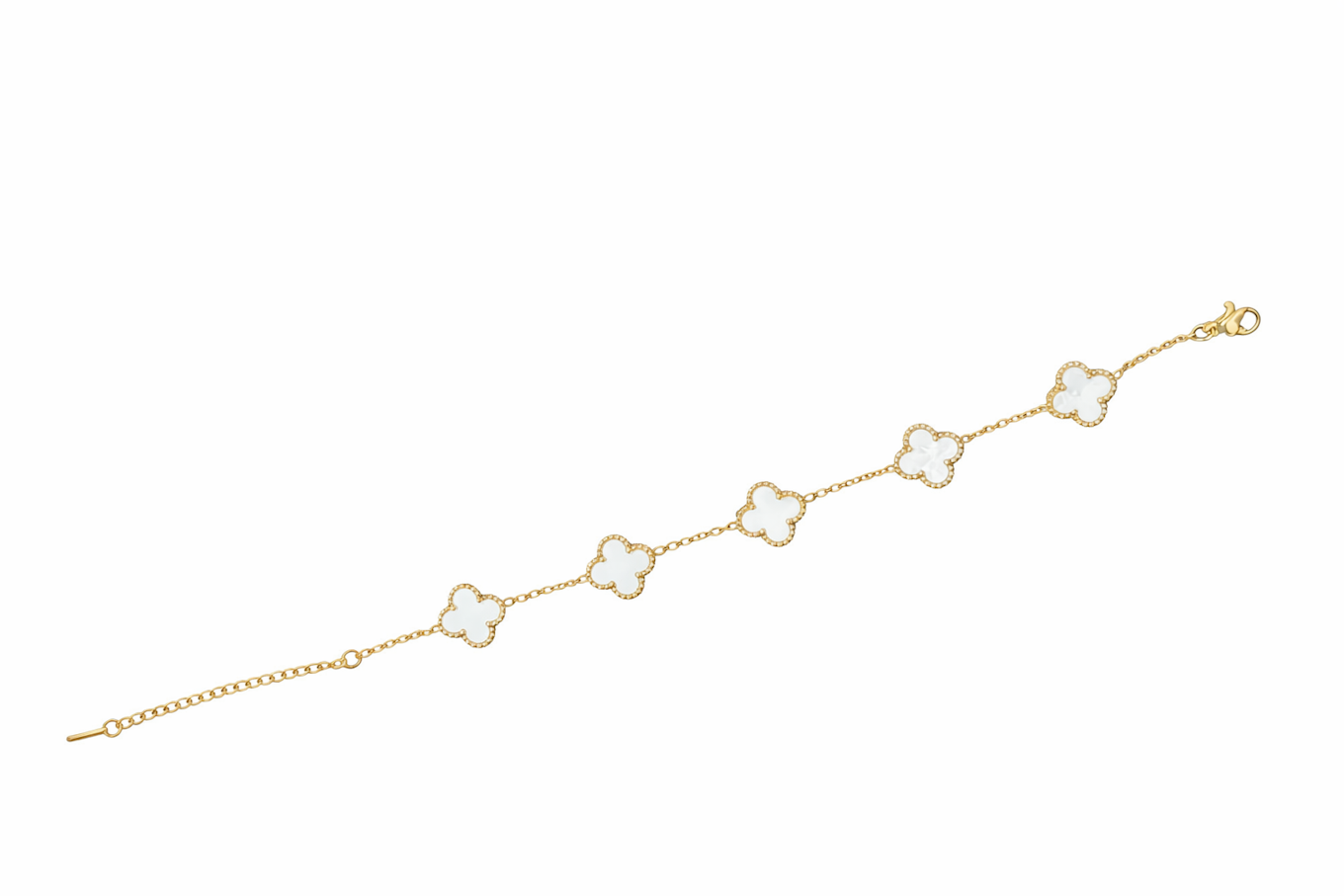 Détail d'un bracelet chaîne dorée avec cinq motifs trèfles en nacre véritable perlée, Maison Mercier.